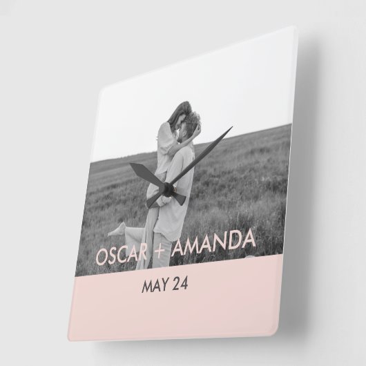 カップルモダンフォトピンクとグレーのパーソナライズド名 スクエア壁時計 (傾斜)