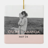 カップルモダンフォトピンクとグレーのパーソナライズド名 セラミックオーナメント (裏面)
