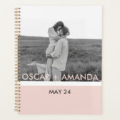 カップルモダンフォトピンクとグレーのパーソナライズド名 プランナー手帳 (正面)