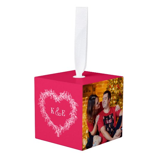 カップルモノグラムの赤いmistletoeのハート写真 キューブオーナメント (正面アングル)