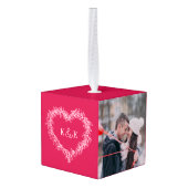 カップルモノグラムの赤いmistletoeのハート写真 キューブオーナメント (裏面アングル)