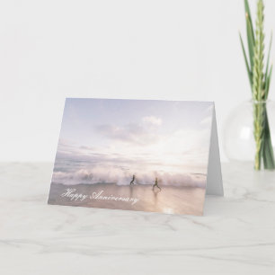 カップルランニングのビーチ付き記念日カード カード