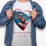 カップル写真ハート婚約 パーソナライズされた Tシャツ<br><div class="desc">可愛いカップルカスタムハート形状写真「私たちは永遠に決めた」文字、名前、日付の白いTシャツの婚約発表。       おパーソナライズされた前の写真と文字で！        あなたの婚約や新婚の初のバレンタインデーに祝は可愛い記念ギフトになる。</div>