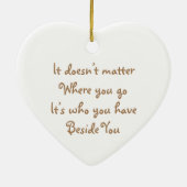 カップル写真引用文あなたの横にあるハート セラミックオーナメント (裏面)