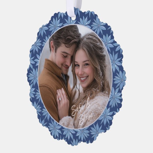 カップル初めてのクリスマス婚約したフォトポインセチア オーナメントカード (左)