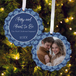 カップル初めてのクリスマス婚約したフォトポインセチア オーナメントカード<br><div class="desc">クラシックの青と白の手で描かれたポインセチアのパターン婚約したで、片側に写真を、背中にテキストを描いた美しいフォトオーナメントとカップルとして初めてのクリスマスを記念しよう。</div>