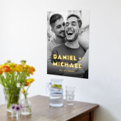 カップル名と日付のはっきりしたタイポグラフィ写真 箔ポスター (レイダウン (キッチン))