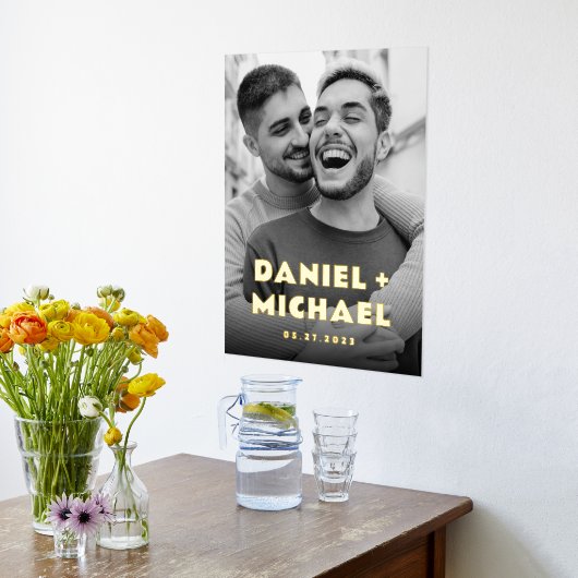 カップル名と日付のはっきりしたタイポグラフィ写真 箔ポスター (レイダウン (キッチン))