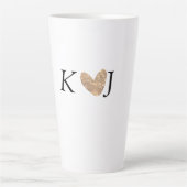 カップル名文字結婚の金ゴールドハートグリッターの追加 カフェラテマグ (正面)