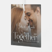 カップル婚約したミニマル写真 ガラスオーナメント (正面左)