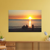 カップル座ってビーチでサンセットキャンバスプリント キャンバスプリント (インサイチュ (リビング))