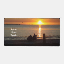 カップル座ってフロリダビーチデスクマット デスクマット
