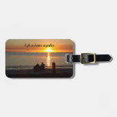 カップル座るビーチでサンセットラゲッジタグ ラゲッジタグ (正面横)