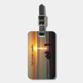 カップル座るビーチでサンセットラゲッジタグ ラゲッジタグ (正面縦)