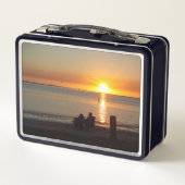 カップル座るビーチでサンセットランチボックス メタルランチボックス (裏面)