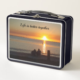 カップル座るビーチでサンセットランチボックス メタルランチボックス