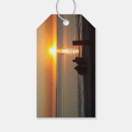 カップル座るビーチアットサンセットギフトラベル ギフトタグ