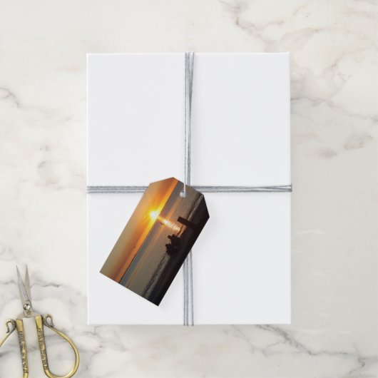 カップル座るビーチアットサンセットギフトラベル ギフトタグ (より糸付き)