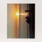 カップル座るビーチアットサンセットジグソーパズル ジグソーパズル (縦)