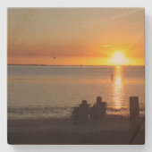 カップル座るビーチアットサンセットストーンコースター ストーンコースター (正面)