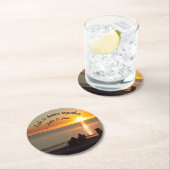 カップル座るビーチアットサンセット紙コースター ラウンドペーパーコースター (インサイチュ)