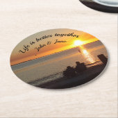 カップル座るビーチアットサンセット紙コースター ラウンドペーパーコースター (アングル)