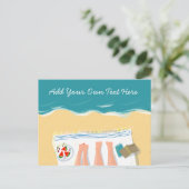 カップル日光浴オンビーチカスタム文字ホリデイ シーズンポストカード (スタンド正面)