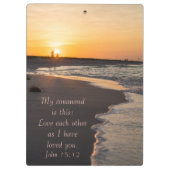 カップル歩くビーチアットサンライズジョン15 12 クリップボード (裏面)