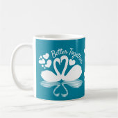 カップル白鳥シルエット反射の水中 コーヒーマグカップ (左)