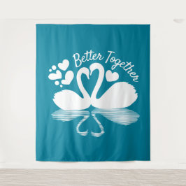 カップル白鳥シルエット反射の水中 タペストリー