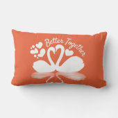 カップル白鳥シルエット反射の水中 ランバークッション (裏面)