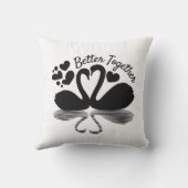 カップル白鳥シルエット反射の水中Thr クッション (裏面)