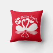 カップル白鳥シルエット反射の水中Thr クッション (裏面)