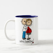 カップル私達はTシャツおよびギフトを期待しています ツートーンマグカップ (左)
