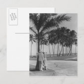 カップル立ってパームツリーリアビューB&W ポストカード (正面/裏面)