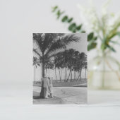 カップル立ってパームツリーリアビューB&W ポストカード (スタンド正面)