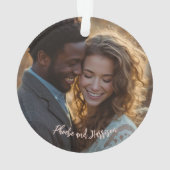 カップル結婚した初めてのクリスマス赤い緑 オーナメント (裏面)