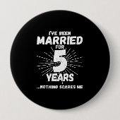 カップル結婚した5年おもしろい5周年 缶バッジ (正面)