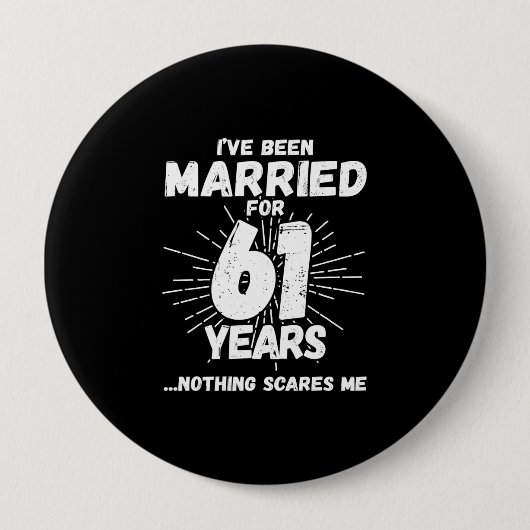 カップル結婚した61年おもしろい61周年 缶バッジ (正面)