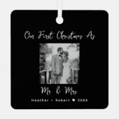 カップル結婚の贈り物の私たちの初めてのクリスマス結婚した メタルオーナメント (裏面)