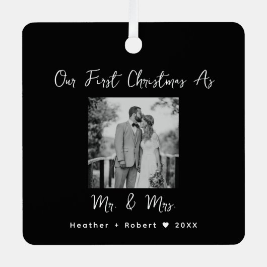 カップル結婚の贈り物の私たちの初めてのクリスマス結婚した メタルオーナメント (正面)
