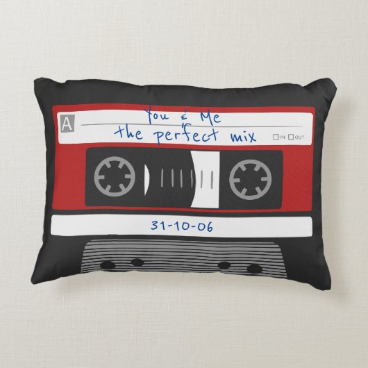 カップル記念日80のヴィンテージカセットテープ赤 アクセントクッション (裏面)
