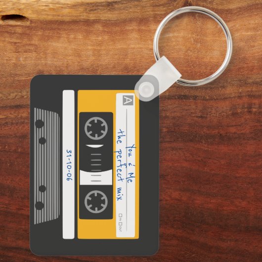 カップル記念日80のヴィンテージカセットテープ キーホルダー (裏面)
