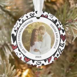 カップル赤と白初めてのクリスマス婚約した オーナメント