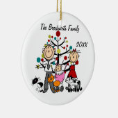 カップル、女の赤ちゃん、3匹の猫の休日のオーナメント セラミックオーナメント (右)