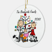 カップル、女の赤ちゃん、3匹の猫の休日のオーナメント セラミックオーナメント (左)