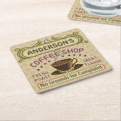 カップ付き喫茶店で自分の体を作パーソナライズされたる スクエアペーパーコースター (アングル)