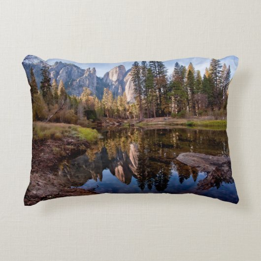 カテドラルのピークの眺め アクセントクッション (正面)