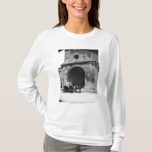 カテドラルのポーチの前に待っているキャリッジ Tシャツ