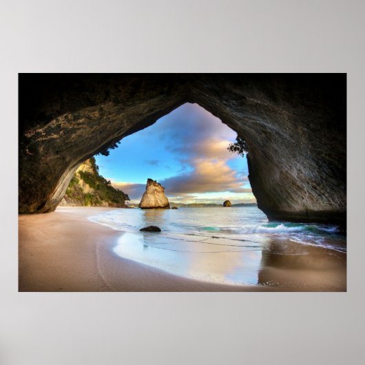 カテドラルコーブTe Whanganui-A-Heiポスター ポスター (正面)